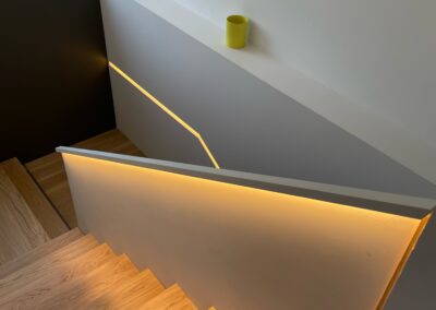 Pose de LED sur une main courante d’escalier